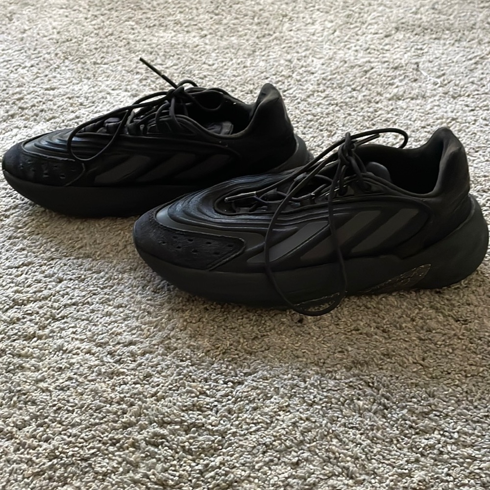 Women’s size 8 black adidas ozelia sneakers shoes athletic